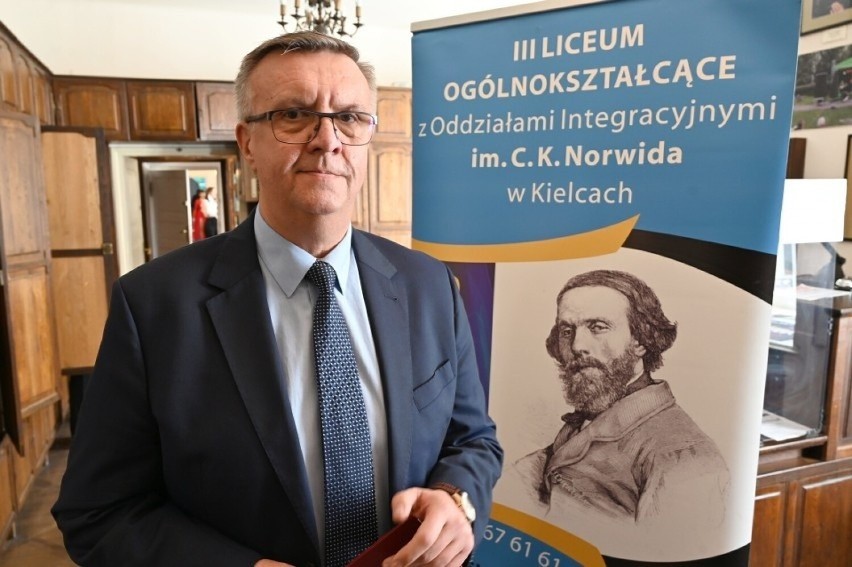 Dyrektor III Liceum w Kielcach Andrzej Zdeb.