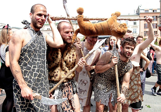 Korowód Juwenaliowy 2015. Przebrani studenci odebrali klucze do bram Krakowa