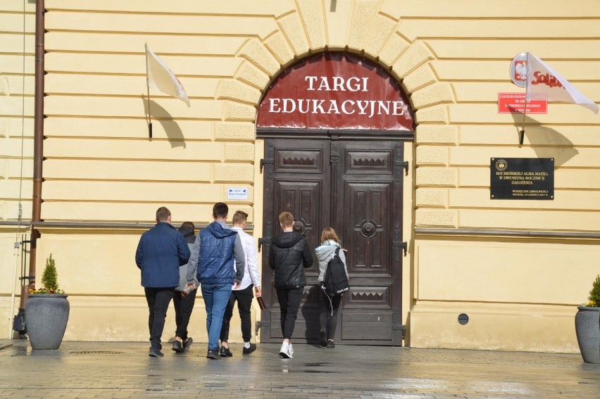 Targi Edukacyjne w Bochni, młodzież wybiera szkoły, w których będzie kontynuować naukę - zobacz zdjęcia