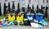 Kraków. Odpadki piętrzą się przy śmietnikach na ulicy Kordiana