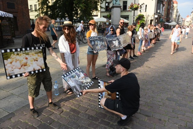 Dziś na Rynku Staromiejskim w Toruniu odbyła się pikieta w obronie praw zwierząt hodowlanych. Protest przeciwko niehumanitarnemu traktowaniu m.in. kur zorganizowało stowarzyszenie Viva! Akcja dla zwierząt. Uczestnicy na Rynku w Toruniu trzymali plansze ze zdjęciami, na których przedstawiono tragiczny los kur.

Viva! Akcja dla zwierząt jest polskim oddziałem międzynarodowej organizacji Viva! działającej od 1994 r. Zajmują się popularyzowaniem wegetarianizmu i weganizmu w trosce o dobro ludzi, zwierząt i całej planety.

Zobacz także:

Czy znasz się na roślinach domowych?

NowosciTorun