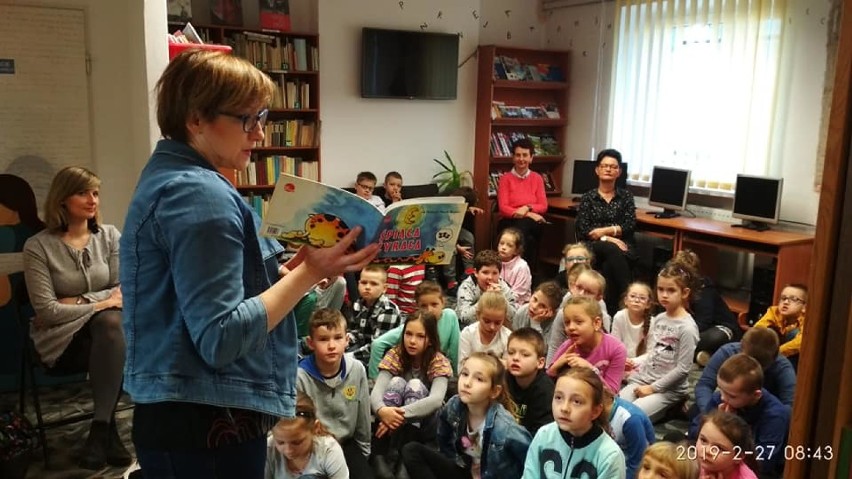 Kłecko: spotkanie autorskie Izy Skarbek z dziećmi w bibliotece