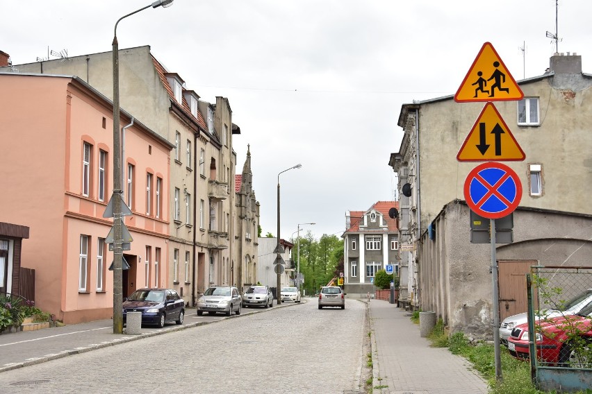 Zamknęli dla ruchu część ulicy 700-lecia w Żninie. Rozpoczyna się jej przebudowa [zdjęcia]