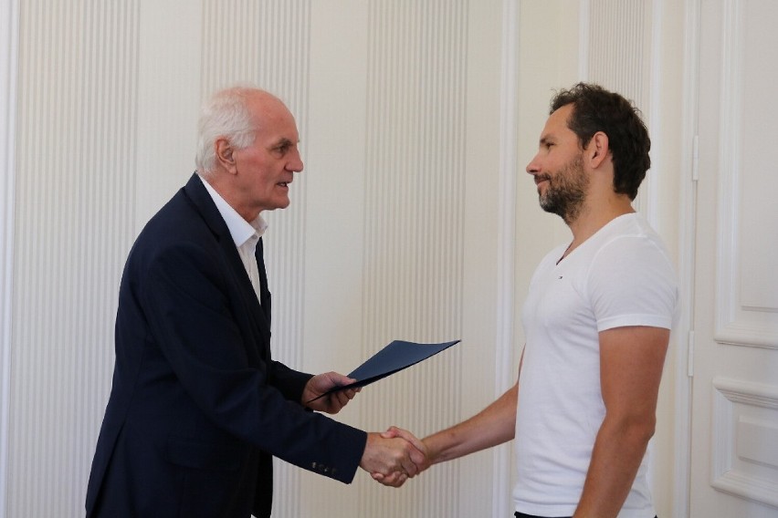 Podwójny Mistrz Polski w pływaniu stylem klasycznym Paweł Ginalski spotkali się z prezydentem Krosna