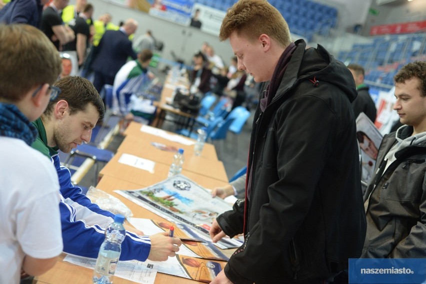 Kalendarz Anwilu Włocławek na 2018 rok. Koszykarze rozdawali autografy po meczu derbowym w Hali Mistrzów [zdjęcia]