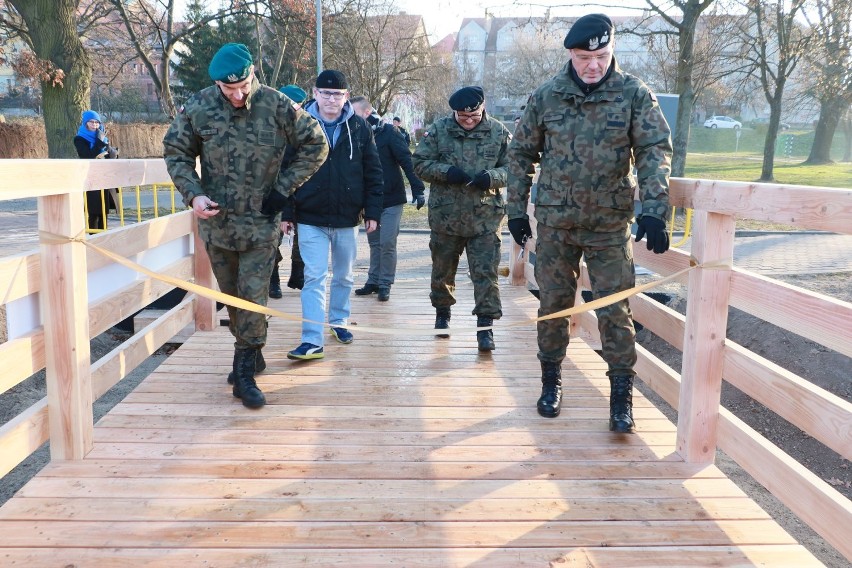 Z drewnianego mostku mogą korzystać piesi i rowerzyści....