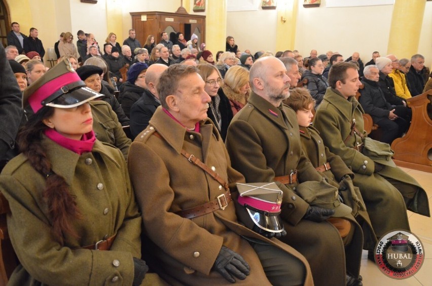 Nabożeństwo było poprzedzone złożeniem kwiatów nad kryptą...