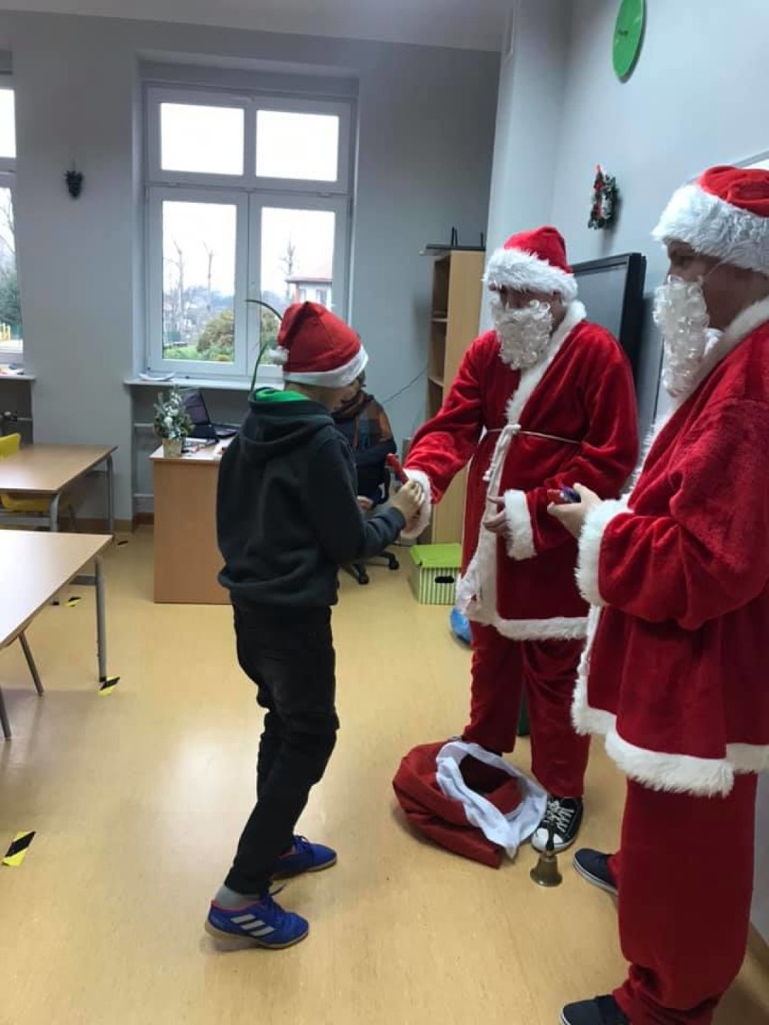Wizyta Mikołajów w Szkole Podstawowej w Starym Jarosławiu [ZDJĘCIA]