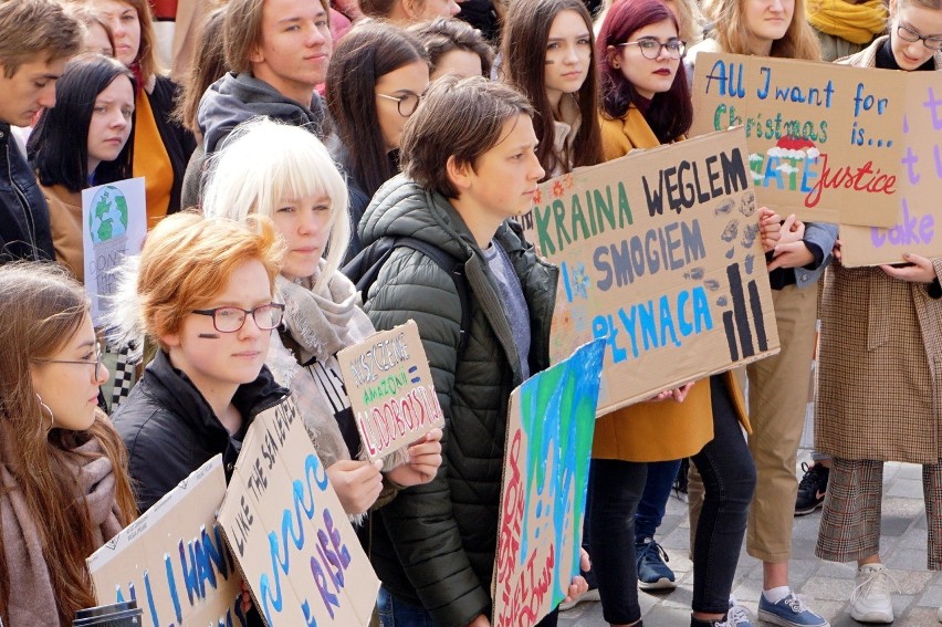 Młodzieżowy Strajk Klimatyczny pod ratuszem. Zmieńcie system, a nie klimat! (ZDJĘCIA)
