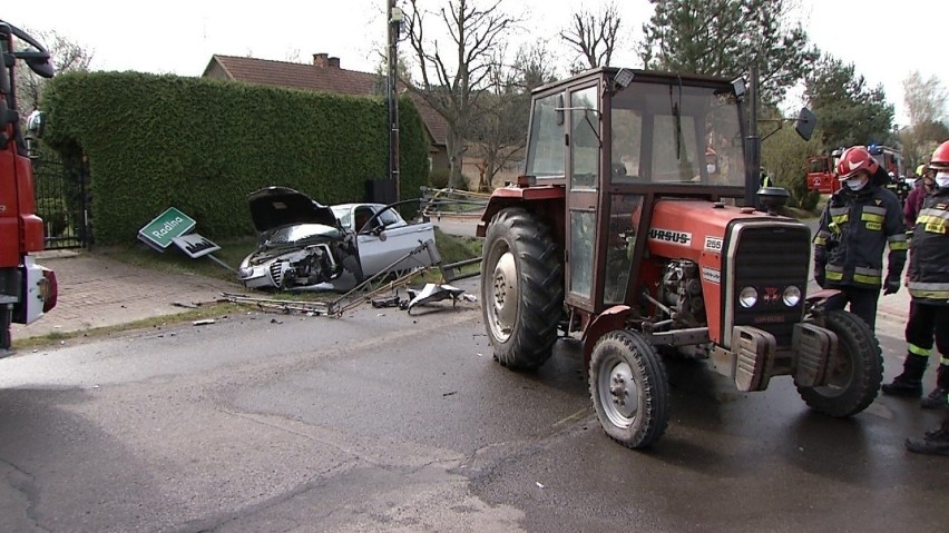 Świebodzin, Radlna. Zderzenie samochodu osobowego z traktorem. Kierowca w szpitalu