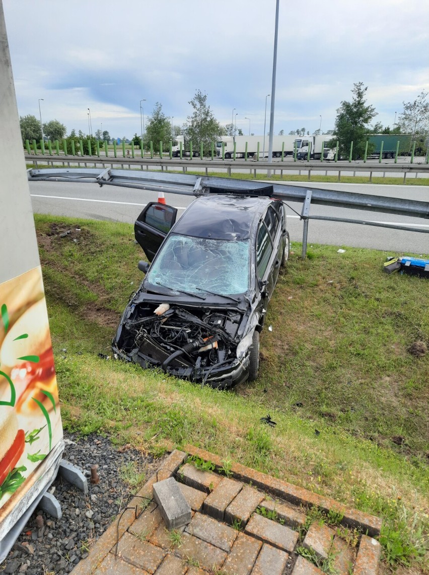 Niebezpieczny poranek na autostradzie A2. Wypadek na pograniczu powiatów [FOTO]