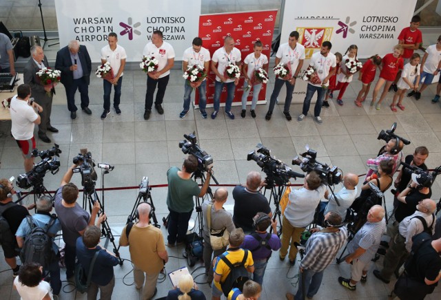 Polscy lekkoatleci wylądowali na Okęciu. Kibice przywitali sportowców na lotnisku