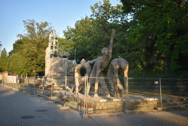 Pomnik "Ofiar Wojny i Faszyzmu" stoi przy ul. Narutowicza już od blisko 60 lat. Na monument składają się dwie kompozycje przestrzenne
