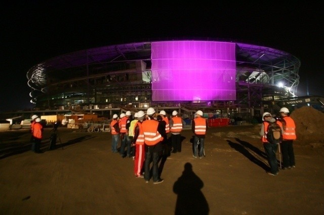 Efektowna iluminacja stadionu we Wrocławiu