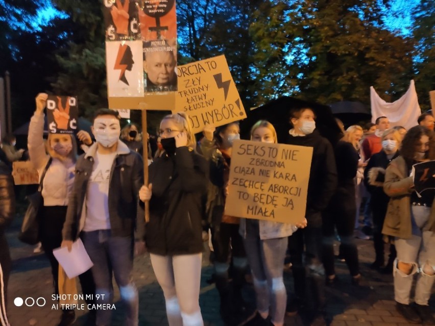 Kobiety i mężczyźni z Tczewa protestują przeciwko decyzji Trybunału Konstytucyjnego w sprawie aborcji eugenicznej