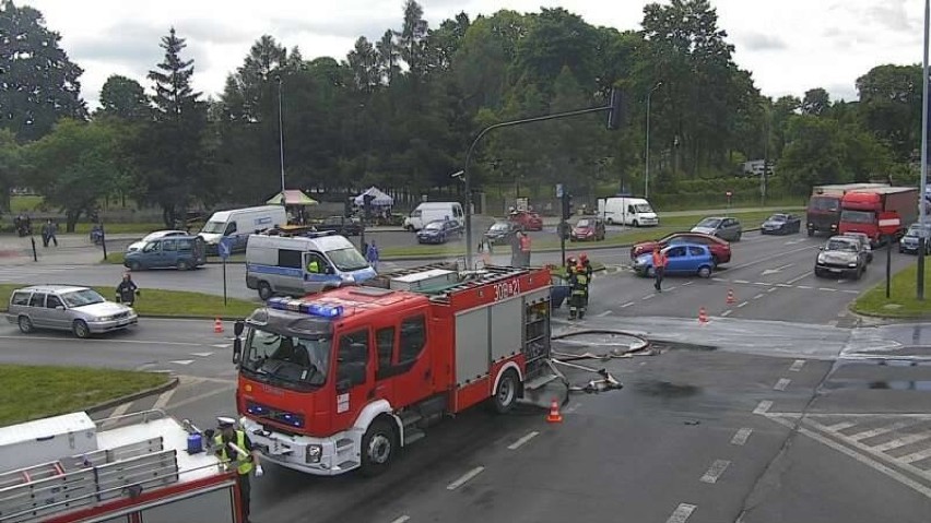 Wypadek na skrzyżowaniu Strykowskiej i Wojska Polskiego. Toyota zderzyła się z mercedesem [ZDJĘCIA]