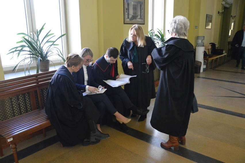 Proces byłej pracownicy sądu w Tomaszowie: Pozostali...