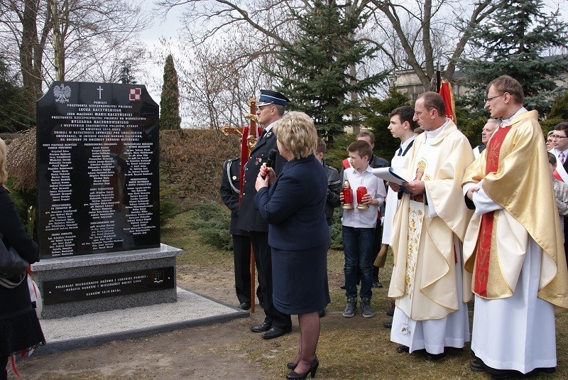 Danków: Odsłonięto pamiątkowy obelisk poświęcony pamięci ofiar katastrofy smoleńskiej [ZDJĘCIA]