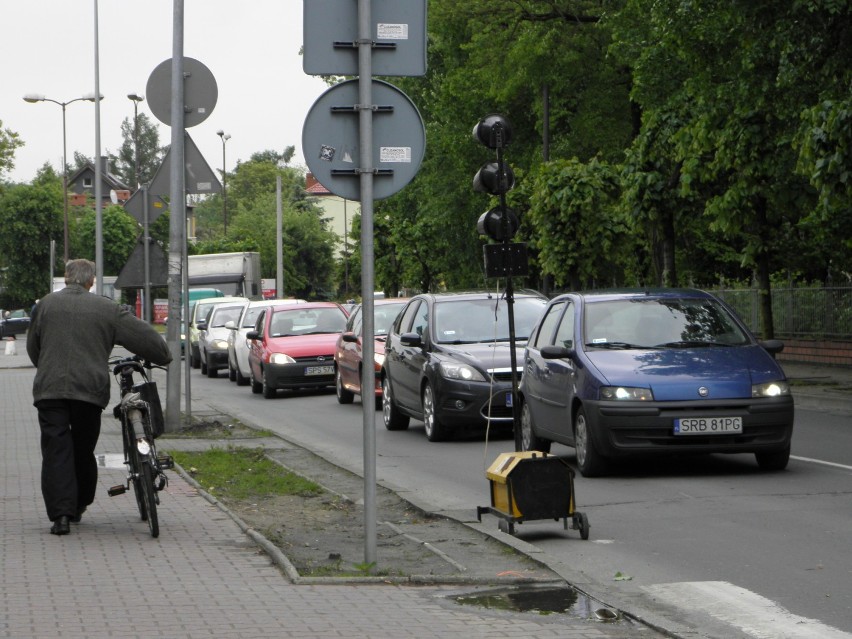 Budowa ronda w Żorach: Spore korki i sygnalizacja świetlna wahadłowa [ZDJĘCIA]