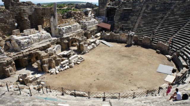 Teatr zbudowano w miejscu, gdzie prawie na pewno wcześniej stał mniejszy teatr hellenistyczny. Konstrukcję datuje się na drugą połowę II wieku p.n.e. Fot. Oskar Kamiński