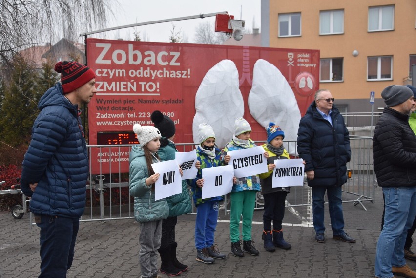 W Czerwionce stanęły sztuczne płuca. Pokazują jak brudnym powietrzem oddychamy 