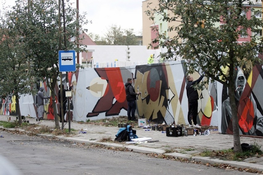 Na murze przy ulicy Artyleryjskiej powstało Graffiti [ZDJĘCIA]