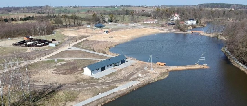 Budowa parku wodnego w Lisowicach. Nad zalewem powstaje plaża