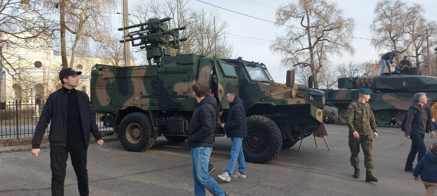 Tysiące zwiedzających na targach wojskowych w Skierniewicach! Podziwiano czołg Leopard, wyrzutnię Patriot, transporter Ryś ZDJĘCIA