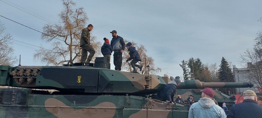 Tysiące zwiedzających na targach wojskowych w Skierniewicach! Podziwiano czołg Leopard, wyrzutnię Patriot, transporter Ryś ZDJĘCIA