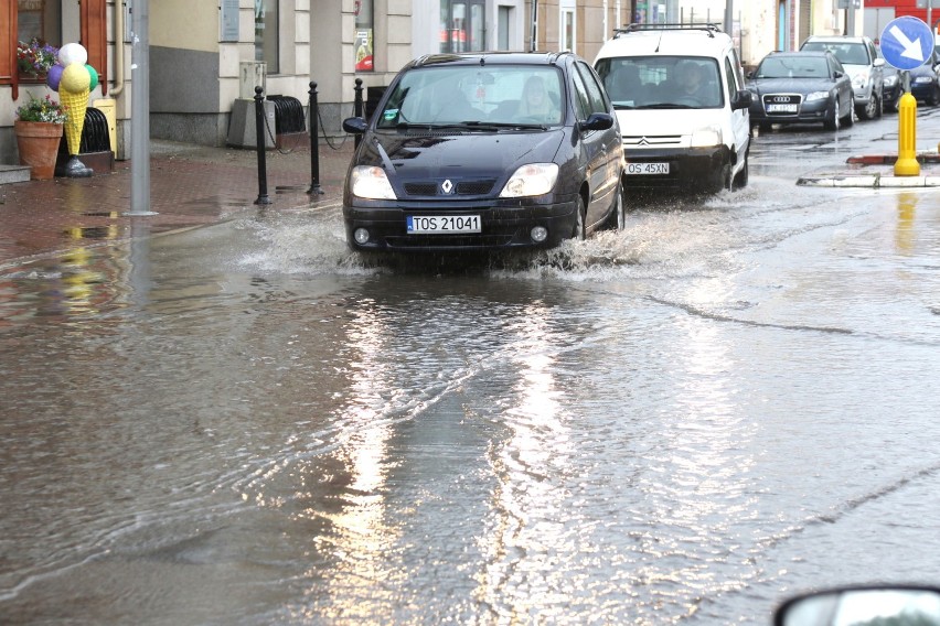 Sporo wody zebrało się na ulicy Paderewskiego. Na wysokości...