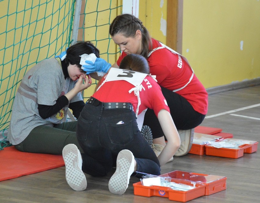 Stary Sącz. Po mistrzowsku udzielają pierwszej pomocy. Starosądeccy licealiści z trzecim miejscem w ogólnopolskiej olimpiadzie 