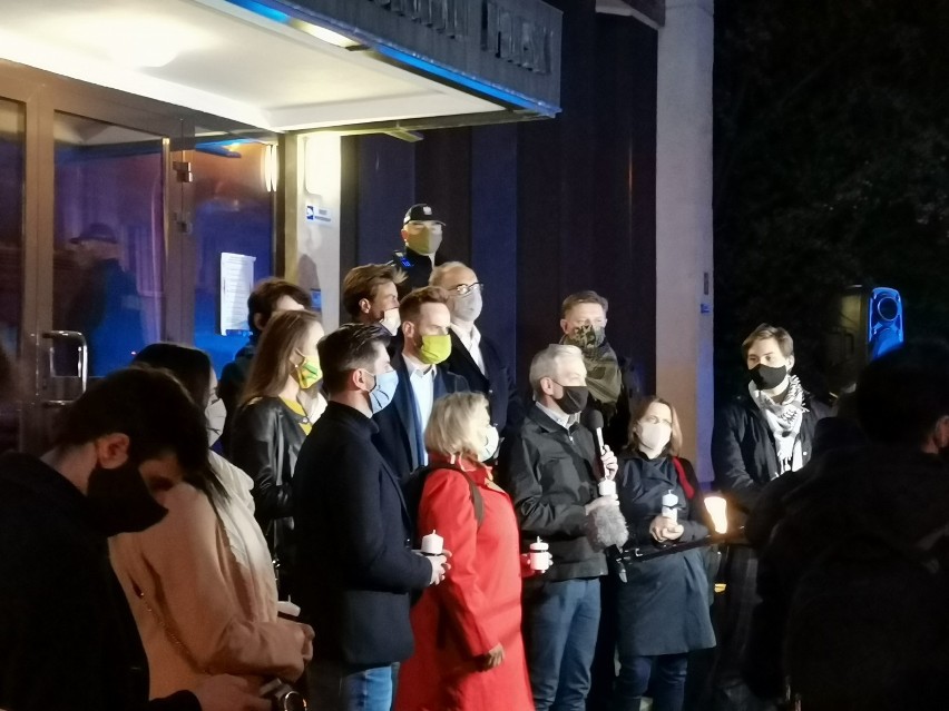 "Zabawa w chowanego" pod siedzibą Episkopatu. Lewica protestuje po premierze filmu Sekielskich. Biedroń mówił o pedofilii w kościele