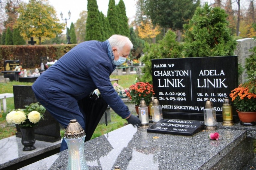 Prezydent Legnicy Tadeusz Krzakowski odwiedził groby zasłużonych legniczan. Skierował też apel do mieszkańców [ZDJĘCIA]