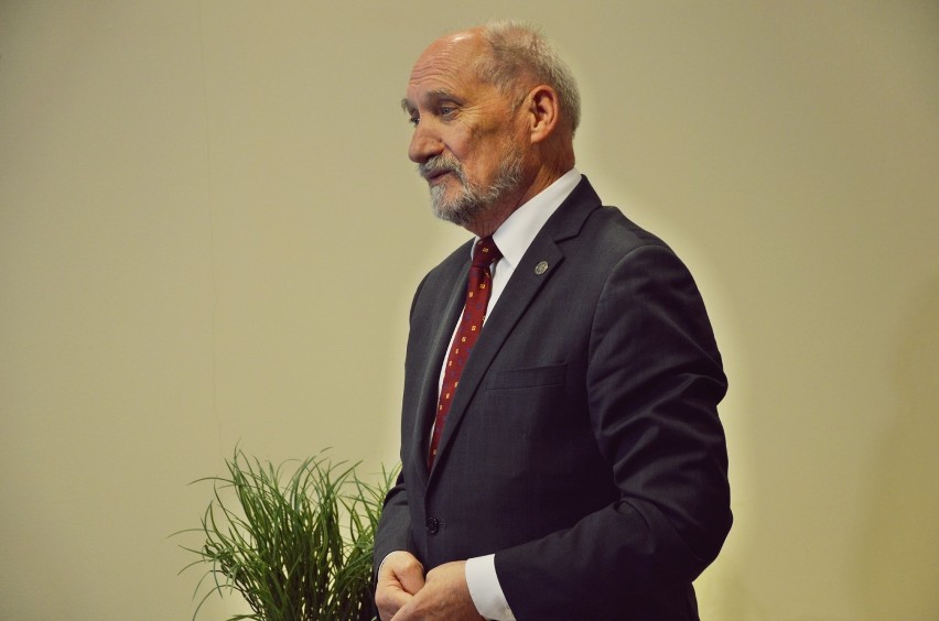 Antoni Macierewicz w Bełchatowie gratulował samorządom 10 mln zł dofinansowania na drogi [ZDJĘCIA]