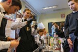 Kraków. Trwają Targi Edukacyjne Szkół Zawodowych w "Meliorku". W pierwszym dniu szkołę odwiedziła spora grupa ósmoklasistów