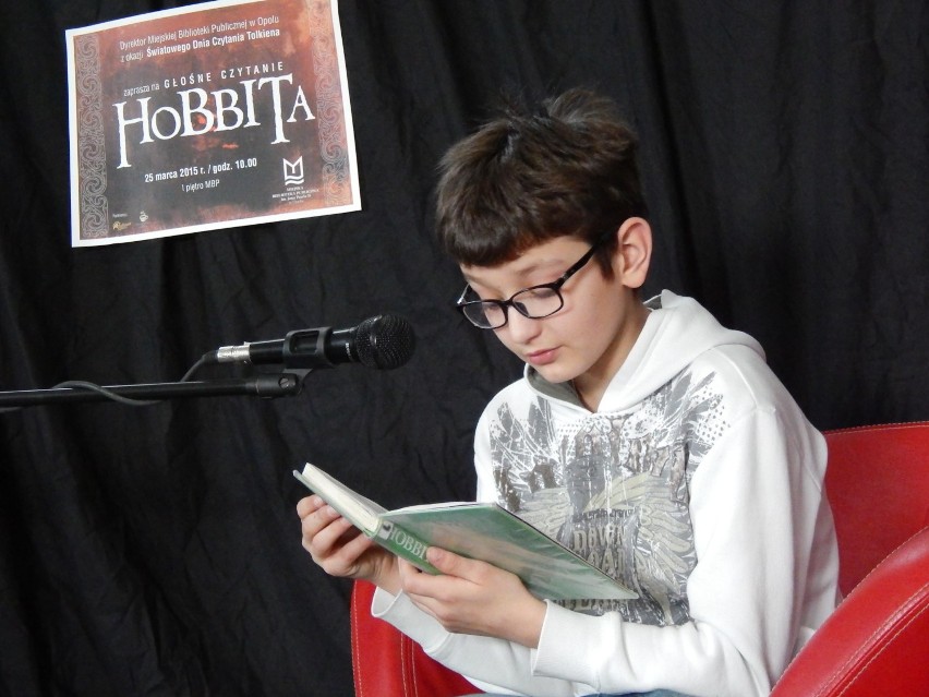 Głośne czytanie "Hobbita" w Miejskiej Bibliotece Publicznej w Opolu [wideo, zdjęcia]
