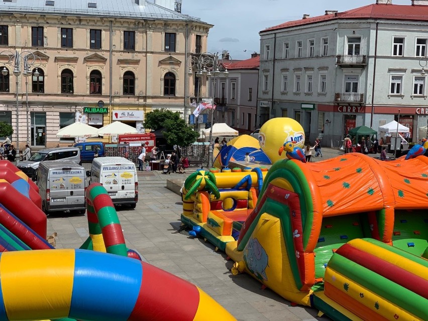 Budzenie Sienkiewki w Kielcach. Wesołe miasteczko i luksusowe auta