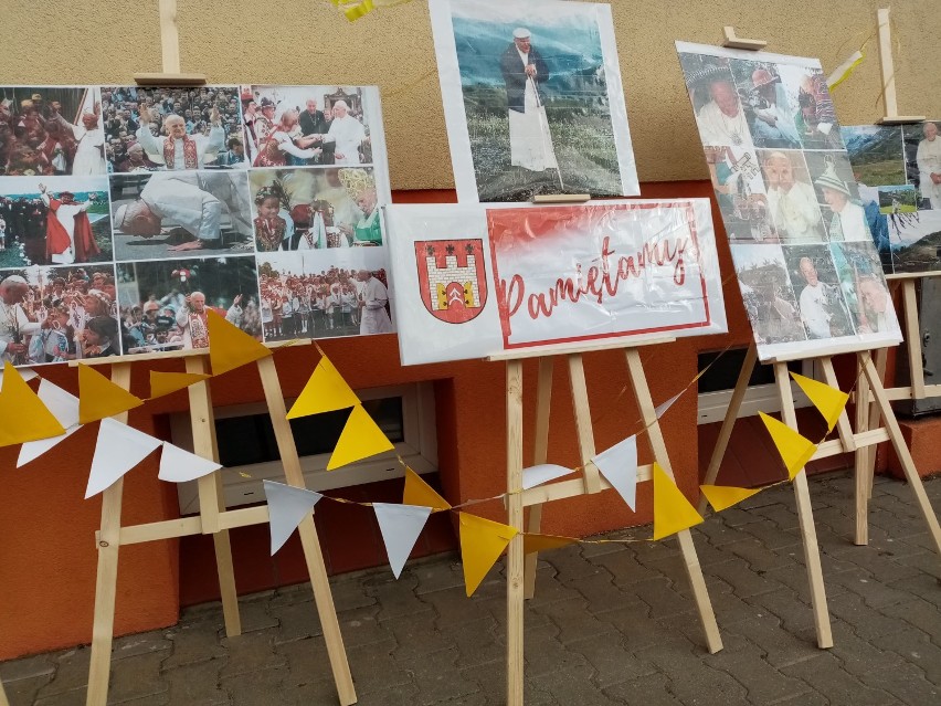 Wystawa zdjęć na ulicy. Skępe włączyło się w obchody 100. rocznicy urodzin Jana Pawła II