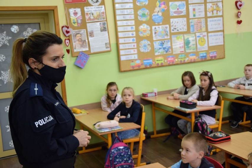 Policjantka spotkała się z uczniami Szkoły Podstawowej w Żelistrzewie: rozmawiała z dziećmi o bezpieczeństwie w seci