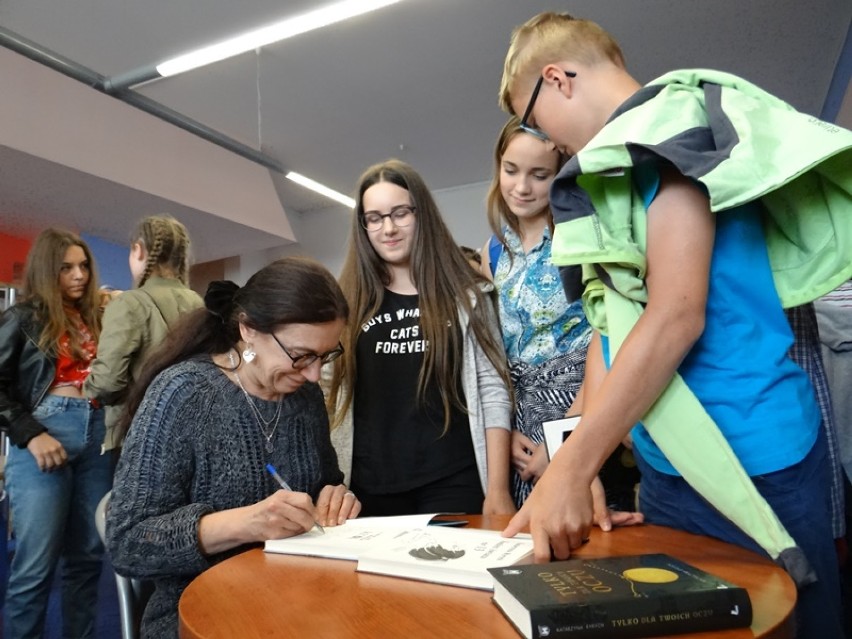 Trwa Tydzień Bibliotek. Z czytelnikami spotkała się już Katarzyna Ryrych. Kto będzie jeszcze gościem? [ZDJĘCIA]