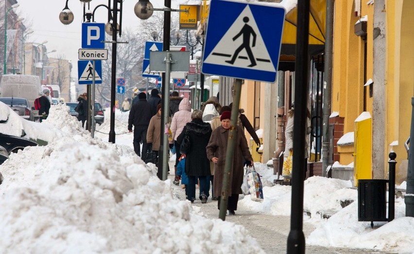 Atak białej zimy w Strzegomiu! W listopadzie 2010 roku. Pamiętacie śnieg po kolana? (ZDJĘCIA) 