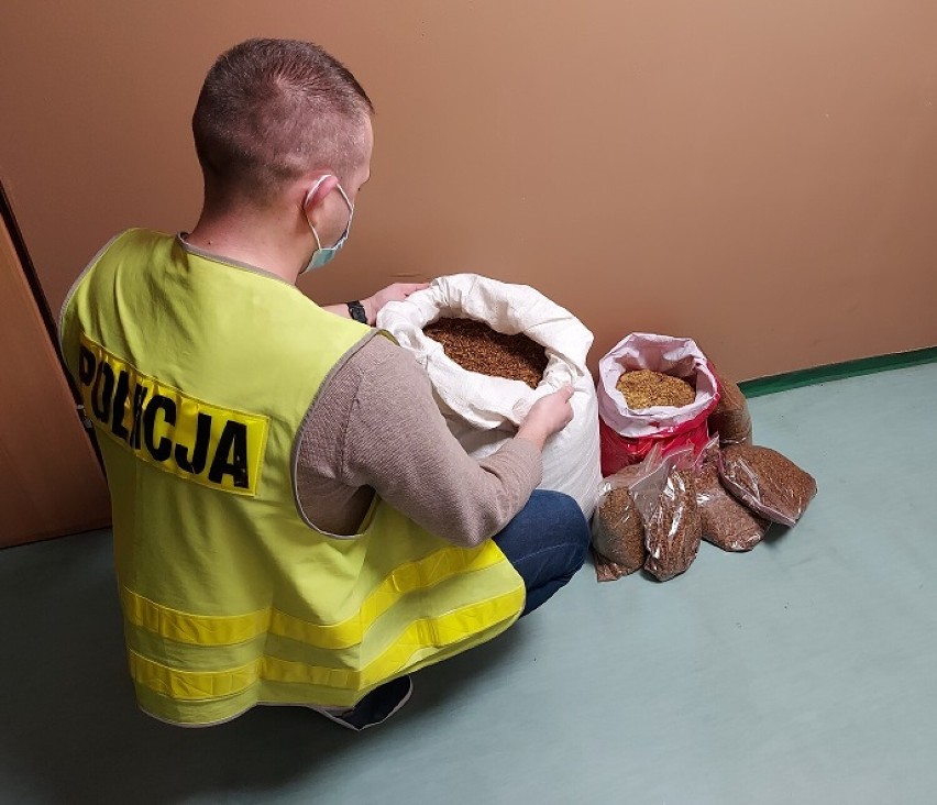 Gmina Gidle. Policjanci z Radomska znaleźli 21 kg nielegalnego tytoniu