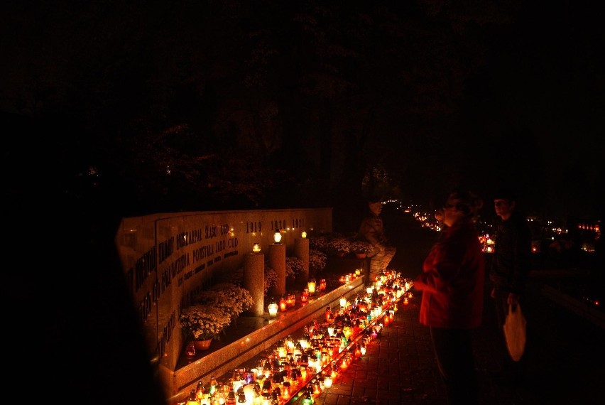 Cmentarz w Rybniku nocą [FOTO]