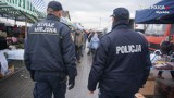 Żarki: Policja i Straż Miejska w okresie przedświątecznym kontroluje targowisko [ZDJĘCIA]