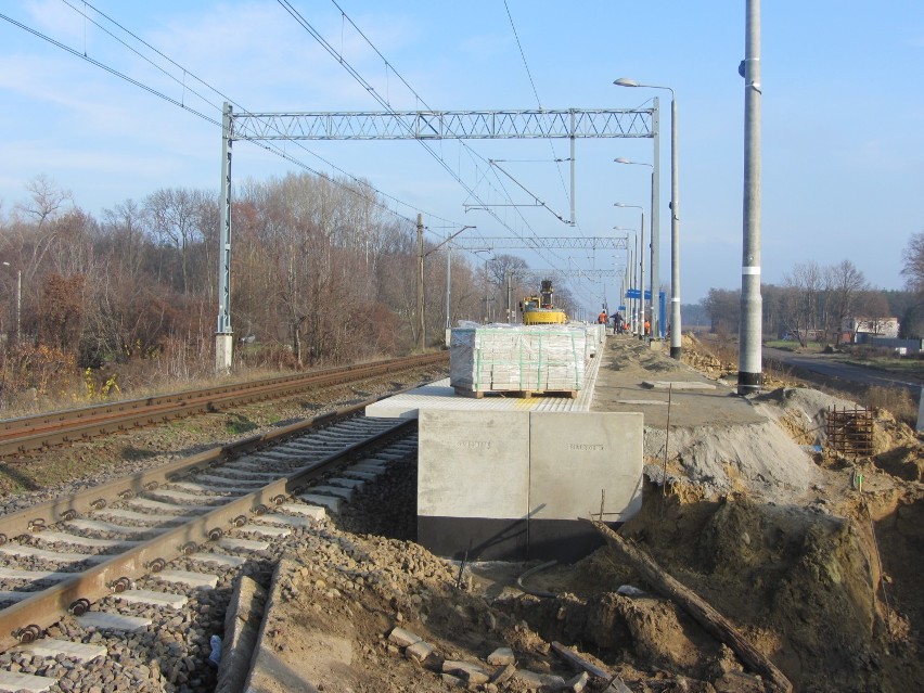 Trwa budowa nowego peronu w Starych Oborzyskach