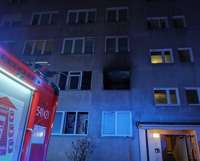 Śmiertelny pożar w Tomaszowie Mazowieckim. Zginęło starsze małżeństwo, ich syn został ciężko ranny ZDJĘCIA