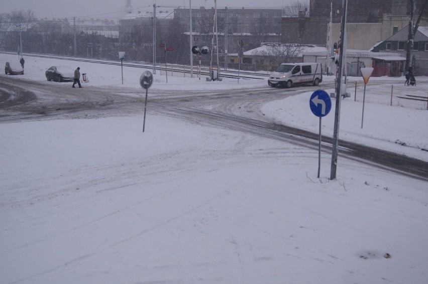 Zima w Radomsku. Drzewo na linii energetycznej, karetka utknęła w śniegu, autobus w rowie