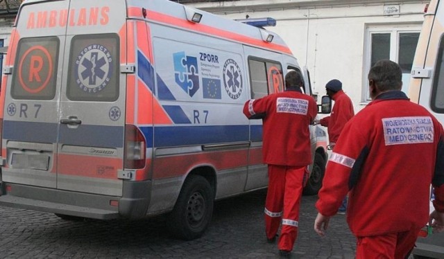 05.09.2019
Podczas patrolu w dzielnicy Śródmieście około godziny 8:00 do strażniczki podeszła kobieta, która poprosiła o pomoc w związku z niespodziewanymi problemami zdrowotnymi. Funkcjonariuszka udzieliła pomocy kobiecie. Natychmiast na miejsce został wezwany zespół ratowników medycznych. Kobieta została przewieziona karetką do szpitala. Apelujemy. Nie przechodźmy obok takich ludzi obojętnie. Wystarczy, że w takim przypadku zareagujemy i powiadomimy odpowiednie służby, a to może uratować zdrowie lub życie.