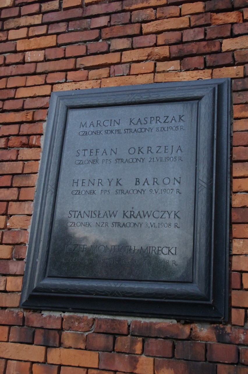 Tablica wmurowana w ścianę Cytadeli Warszawskiej tuż za...