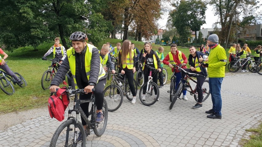 Uczniowie na rowerach w Strzelcach Opolskich.